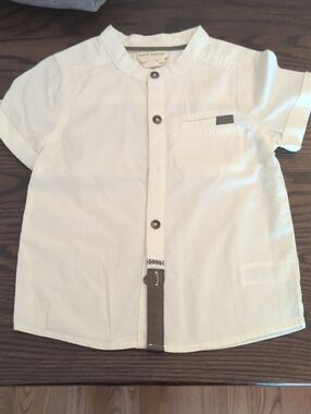 Rorie Whelan Off-white Short-Sleeve Button Down Kids Shirt. Size 3T